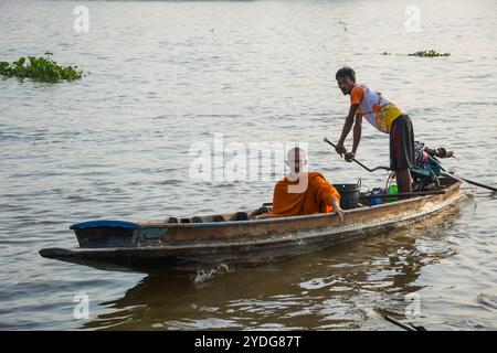 Thaïlande. 25 octobre 2024. Une vue rapprochée d'un moine assis sur une barque avec son chauffeur, sur la rivière Chao Phraya. La tradition de donner l'aumône à une centaine de moines à Pathum Thani, en Thaïlande, est une cérémonie bouddhiste vieille de plusieurs siècles qui se tient le long des rivières et des canaux après la fin du Carême bouddhiste. Les moines se rassemblent dans des bateaux pour recevoir des offrandes des habitants, qui préparent la nourriture et participent à la création de mérite. Cet événement célèbre la communauté, la foi et le patrimoine culturel. Crédit : SOPA images Limited/Alamy Live News Banque D'Images