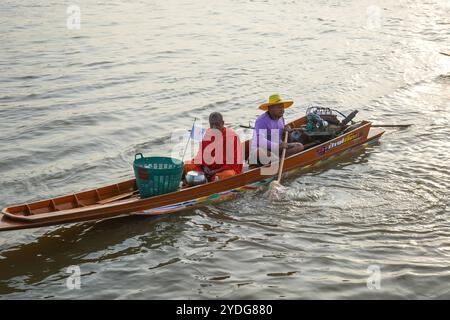 Thaïlande. 25 octobre 2024. Une vue rapprochée d'un moine avec son chauffeur sur une barque au lever du soleil, à leur départ pour ramasser l'aumône, sur la rivière Chao Phraya. La tradition de donner l'aumône à une centaine de moines à Pathum Thani, en Thaïlande, est une cérémonie bouddhiste vieille de plusieurs siècles qui se tient le long des rivières et des canaux après la fin du Carême bouddhiste. Les moines se rassemblent dans des bateaux pour recevoir des offrandes des habitants, qui préparent la nourriture et participent à la création de mérite. Cet événement célèbre la communauté, la foi et le patrimoine culturel. Crédit : SOPA images Limited/Alamy Live News Banque D'Images