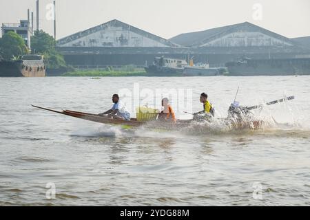 Thaïlande. 25 octobre 2024. Un moine est vu assis avec un panier d'aumônes, dans un bateau à longue queue à une vitesse rapide, avec des éclaboussures d'eau, sur la rivière Chao Phraya au temple Wat Chin Wararam Worawihan. La tradition de donner l'aumône à une centaine de moines à Pathum Thani, en Thaïlande, est une cérémonie bouddhiste vieille de plusieurs siècles qui se tient le long des rivières et des canaux après la fin du Carême bouddhiste. Les moines se rassemblent dans des bateaux pour recevoir des offrandes des habitants, qui préparent la nourriture et participent à la création de mérite. Cet événement célèbre la communauté, la foi et le patrimoine culturel. Crédit : SOPA images Limited/Alamy Live News Banque D'Images