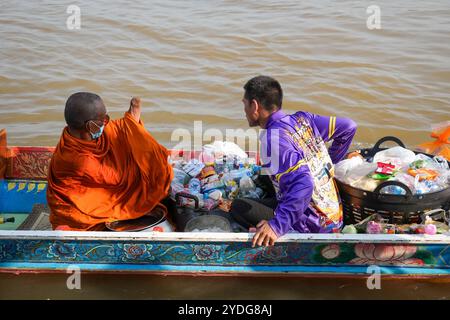 Thaïlande. 25 octobre 2024. Gros plan d'un moine sans bras assis sur une barque, avec aumône, sur la rivière Chao Phraya. La tradition de donner l'aumône à une centaine de moines à Pathum Thani, en Thaïlande, est une cérémonie bouddhiste vieille de plusieurs siècles qui se tient le long des rivières et des canaux après la fin du Carême bouddhiste. Les moines se rassemblent dans des bateaux pour recevoir des offrandes des habitants, qui préparent la nourriture et participent à la création de mérite. Cet événement célèbre la communauté, la foi et le patrimoine culturel. Crédit : SOPA images Limited/Alamy Live News Banque D'Images