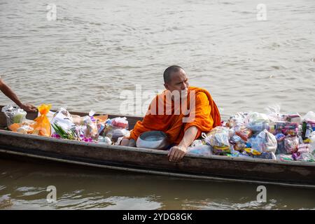 Thaïlande. 25 octobre 2024. Gros plan d'un moine dans une barque entourée d'aumônes, sur la rivière Chao Phraya. La tradition de donner l'aumône à une centaine de moines à Pathum Thani, en Thaïlande, est une cérémonie bouddhiste vieille de plusieurs siècles qui se tient le long des rivières et des canaux après la fin du Carême bouddhiste. Les moines se rassemblent dans des bateaux pour recevoir des offrandes des habitants, qui préparent la nourriture et participent à la création de mérite. Cet événement célèbre la communauté, la foi et le patrimoine culturel. Crédit : SOPA images Limited/Alamy Live News Banque D'Images