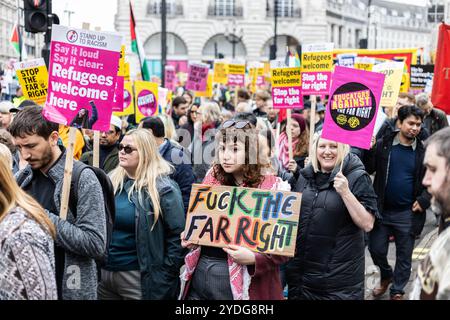 Opposés au racisme et aux idéologies d'extrême droite, les manifestants ont défilé dans le centre de Londres de Piccadilly Circus à Whitehall. De nombreux manifestants portaient des pancartes « réfugiés Welcome » et des drapeaux palestiniens, appelant à la fin du racisme, à un cessez-le-feu et à la désescalade au moyen-Orient. Crédit : Sinai Noor/Alamy Live News Banque D'Images