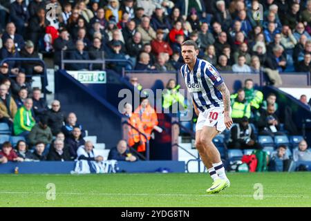 #10, John Swift de WBA lors du Sky Bet Championship match entre West Bromwich Albion et Cardiff City aux Hawthorns, West Bromwich le samedi 26 octobre 2024. (Photo : Stuart Leggett | mi News) crédit : MI News & Sport /Alamy Live News Banque D'Images