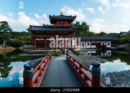 Uji, Japon - 14 août 2024 : le temple Byodoin est un temple bouddhiste renommé, célèbre pour son hall Phoenix et son étang de réflexion étonnant. A UNESCO WORLD H Banque D'Images