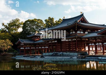 Uji, Japon - 14 août 2024 : le temple Byodoin est un temple bouddhiste renommé, célèbre pour son hall Phoenix et son étang de réflexion étonnant. A UNESCO WORLD H Banque D'Images