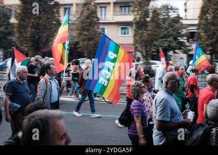 Rome, mobilisation nationale arrêtons les guerres, le temps de la paix est maintenant. L'initiative est promue par les réseaux Europe pour la paix et Italie pour la paix et le désarmement, ainsi que d'autres organisations, pour réitérer les propositions de cessez-le-feu à Gaza, au moyen-Orient, en Ukraine et dans tous les conflits armés dans le monde, le 26 octobre 2024 à Rome (Italie). Droit d'auteur : xAndreaxCalandrax Banque D'Images