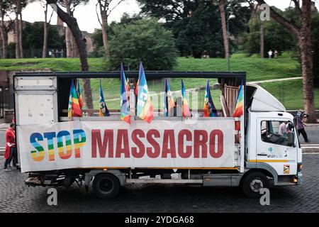 Rome, mobilisation nationale arrêtons les guerres, le temps de la paix est maintenant. L'initiative est promue par les réseaux Europe pour la paix et Italie pour la paix et le désarmement, ainsi que d'autres organisations, pour réitérer les propositions de cessez-le-feu à Gaza, au moyen-Orient, en Ukraine et dans tous les conflits armés dans le monde, le 26 octobre 2024 à Rome (Italie). Droit d'auteur : xAndreaxCalandrax Banque D'Images