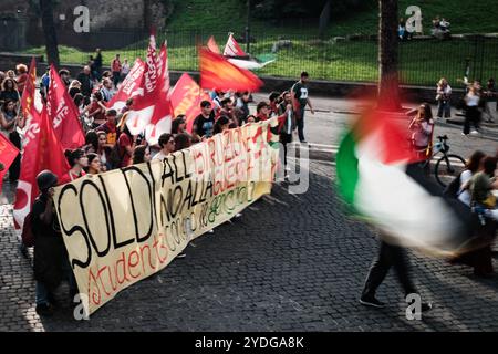 Rome, mobilisation nationale arrêtons les guerres, le temps de la paix est maintenant. L'initiative est promue par les réseaux Europe pour la paix et Italie pour la paix et le désarmement, ainsi que d'autres organisations, pour réitérer les propositions de cessez-le-feu à Gaza, au moyen-Orient, en Ukraine et dans tous les conflits armés dans le monde, le 26 octobre 2024 à Rome (Italie). Droit d'auteur : xAndreaxCalandrax Banque D'Images