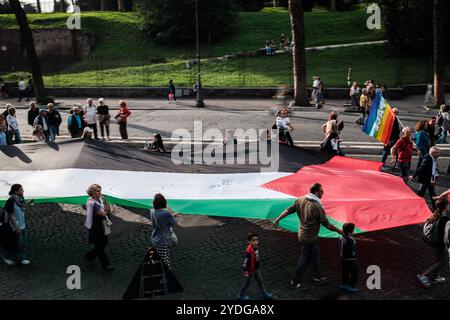 Rome, mobilisation nationale arrêtons les guerres, le temps de la paix est maintenant. L'initiative est promue par les réseaux Europe pour la paix et Italie pour la paix et le désarmement, ainsi que d'autres organisations, pour réitérer les propositions de cessez-le-feu à Gaza, au moyen-Orient, en Ukraine et dans tous les conflits armés dans le monde, le 26 octobre 2024 à Rome (Italie). Droit d'auteur : xAndreaxCalandrax Banque D'Images