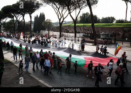 Rome, mobilisation nationale arrêtons les guerres, le temps de la paix est maintenant. L'initiative est promue par les réseaux Europe pour la paix et Italie pour la paix et le désarmement, ainsi que d'autres organisations, pour réitérer les propositions de cessez-le-feu à Gaza, au moyen-Orient, en Ukraine et dans tous les conflits armés dans le monde, le 26 octobre 2024 à Rome (Italie). Droit d'auteur : xAndreaxCalandrax Banque D'Images