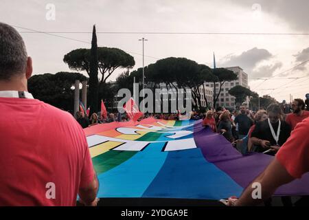 Rome, mobilisation nationale arrêtons les guerres, le temps de la paix est maintenant. L'initiative est promue par les réseaux Europe pour la paix et Italie pour la paix et le désarmement, ainsi que d'autres organisations, pour réitérer les propositions de cessez-le-feu à Gaza, au moyen-Orient, en Ukraine et dans tous les conflits armés dans le monde, le 26 octobre 2024 à Rome (Italie). Droit d'auteur : xAndreaxCalandrax Banque D'Images