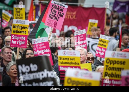 Londres, Royaume-Uni. 26 octobre 2024. Une manifestation organisée par Stand Up to Racism pour contrer la marche « Uniting the Kingdom » (Tommy Robinson march) se réunit dans le centre de Londres et marche de Lower Regent Street à l'extrémité Trafalgar Square de Whitehall, où les manifestants se rassemblent pour écouter des discours. Crédit : Imageplotter/Alamy Live News Banque D'Images