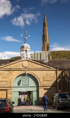 Royaume-Uni, Angleterre, Yorkshire, Halifax, Town Centre, Hall des pièces, entrée Westgate et flèche redondante de l'église Banque D'Images