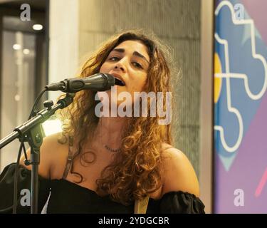 Musique live au Souq Waqif pendant la Coupe du monde de la FIFA. Un chanteur talentueux se produit en direct au Souq Waqif Fan zone au Qatar pendant la Coupe du monde de la FIFA, capturant t Banque D'Images