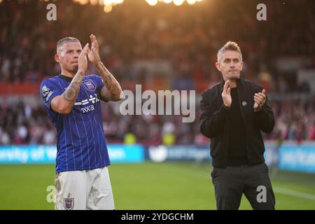 Kalvin Phillips d'Ipswich Town (à gauche) et le manager d'Ipswich Town Kieran McKenna applaudissent les fans après le match de premier League au Gtech Community Stadium de Londres. Date de la photo : samedi 26 octobre 2024. Banque D'Images