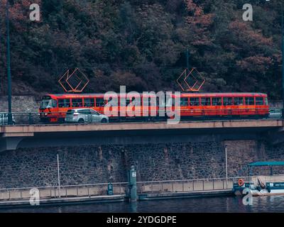 Tramway Helloowini sur les rives de la Vltava à Prague Banque D'Images