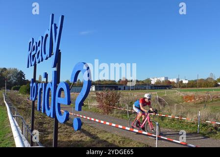 Querfeldein-Radrennen Cyclocross auf der ehemaligen Bremer Galopprennbahn AM 26.10.2024 unter dem Titel Galoppcross. *** Course cycliste de cross-country Cyclocross sur l'ancien hippodrome de Brême le 26 10 2024 sous le titre Galoppcross Banque D'Images