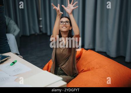 Lycéen s'engageant dans des activités amusantes en classe à l'intérieur Banque D'Images