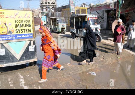 Route inondée par le débordement des eaux usées, créant des problèmes pour les résidents et les navetteurs, montrant la négligence des autorités concernées, à Hali Road à Hyderabad le samedi 26 octobre 2024. Banque D'Images