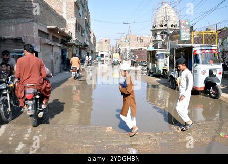 Route inondée par le débordement des eaux usées, créant des problèmes pour les résidents et les navetteurs, montrant la négligence des autorités concernées, à Hali Road à Hyderabad le samedi 26 octobre 2024. Banque D'Images