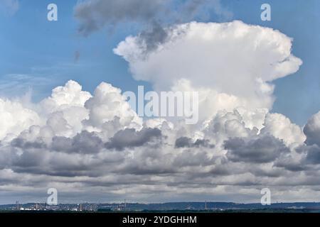 Nuages de tempête de tonnerre se formant au large des côtes des pays-Bas Banque D'Images