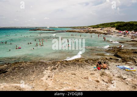 GALLIPOLI, ITALIE - 4 AOÛT : les gens profitent d'une belle journée à la plage de Punta della Suina près de Gallipoli, Pouilles, Italie, 4 août 2015. Banque D'Images