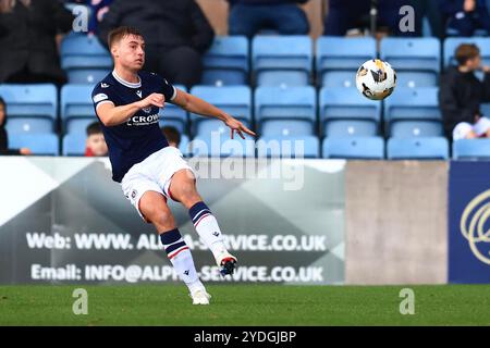 Dens Park, Dundee, Royaume-Uni. 26 octobre 2024. Scottish Premiership Football, Dundee contre St Johnstone ; Ryan Astley de Dundee Clears Credit : action plus Sports/Alamy Live News Banque D'Images