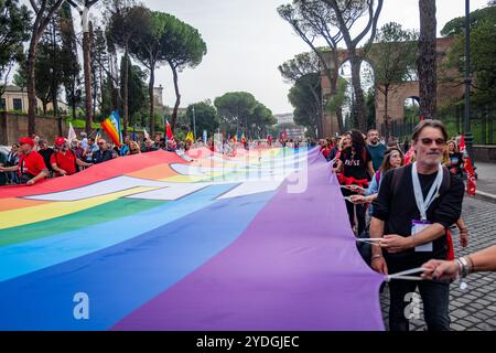 Rome, RM, Italie. 26 octobre 2024. Des milliers de personnes participent à la marche dans les rues de Rome pour demander la fin de toutes les guerres. (Crédit image : © Marco Di Gianvito/ZUMA Press Wire) USAGE ÉDITORIAL SEULEMENT! Non destiné à UN USAGE commercial ! Banque D'Images