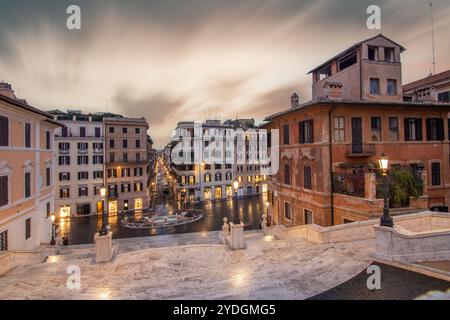 Sites avec des bâtiments anciens et une touche urbaine. Lever de soleil matinal sur les marches espagnoles, Trinità dei Monti, Rome, Italie Banque D'Images