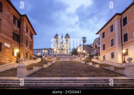 Sites avec des bâtiments anciens et une touche urbaine. Lever de soleil matinal sur les marches espagnoles, Trinità dei Monti, Rome, Italie Banque D'Images