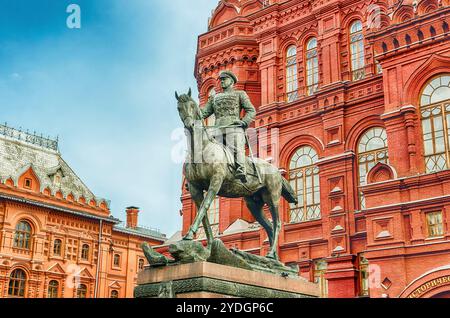 Statue du maréchal Zhukov devant le Musée historique d'État, monument emblématique du centre de Moscou, Russie Banque D'Images