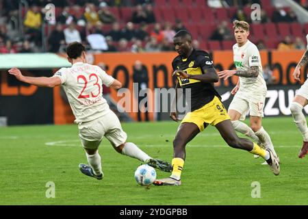 GER, Bayern, Augsburg, Fussball, FC Augsburg - Borussia Dortmund, in der WWK Arena, Augsburg, 8. Spieltag, 26.10.24, v.l. Maximilian Bauer (FC Augsburg, 23), Serhou Guirassy (Borussia Dortmund, 9) im Angriff la réglementation DFL/DFB interdit toute utilisation de photographies comme séquences d'images et/ou quasi-vidéo, Banque D'Images