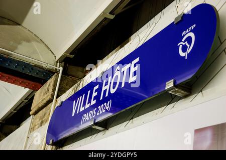 PARIS, FRANCE - 30 SEPTEMBRE 2017 : station de métro Hôtel de ville avec panneau 'Host City-Paris 2024' à l'occasion des jeux Olympiques Banque D'Images