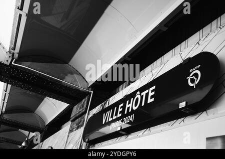 PARIS, FRANCE - SEPTEMBRE 30 2017 : station de métro Hôtel de ville avec panneau 'Host City-Paris 2024' à l'occasion des jeux Olympiques. Photo noir et blanc Banque D'Images