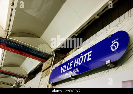 PARIS, FRANCE - 30 SEPTEMBRE 2017 : station de métro Hôtel de ville avec panneau 'Host City-Paris 2024' à l'occasion des jeux Olympiques Banque D'Images