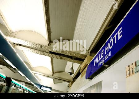 PARIS, FRANCE - 30 SEPTEMBRE 2017 : station de métro Hôtel de ville avec panneau 'Host City-Paris 2024' à l'occasion des jeux Olympiques Banque D'Images