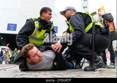 Londres, Royaume-Uni. 26 octobre 2024. Un homme est arrêté à Trafalgar Square pour avoir contrarié les manifestants lors de la lutte contre le racisme pour contrer les protestations. Crédit : Andrea Domeniconi/Alamy Live News Banque D'Images