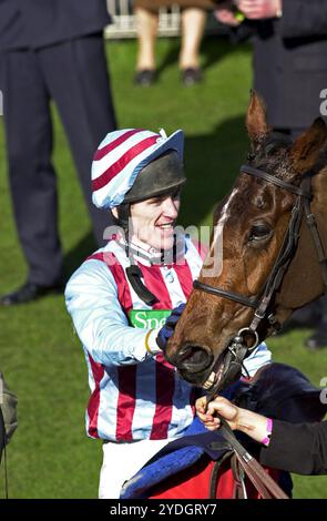 Le jockey Tony McCoy célèbre la victoire avec Edredon Blue dans la chasse de la Reine mère championne à Cheltenham 2000 Banque D'Images