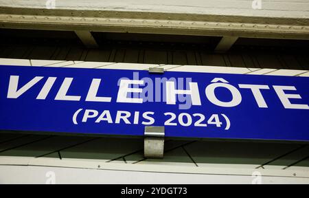 PARIS, FRANCE - 30 SEPTEMBRE 2017 : station de métro Hôtel de ville avec panneau 'Host City-Paris 2024' à l'occasion des jeux Olympiques Banque D'Images