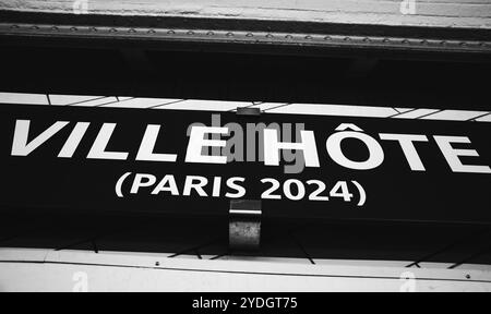 PARIS, FRANCE - SEPTEMBRE 30 2017 : station de métro Hôtel de ville avec panneau 'Host City-Paris 2024' à l'occasion des jeux Olympiques. Photo noir et blanc Banque D'Images