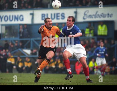 Le footballeur Wolves Steve Bull et Guy Butters de Pompey. Portsmouth contre Wolverhampton Wanderers à Fratton Park 16/3/96 0-2 Banque D'Images