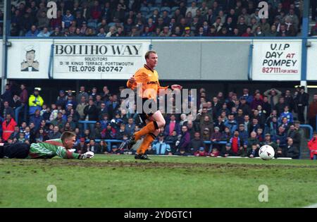 Neil Emblen, footballeur Wolves, marque le premier but. Portsmouth contre Wolverhampton Wanderers à Fratton Park 16/3/96 0-2 Banque D'Images