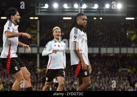 Liverpool, Royaume-Uni. 26 octobre 2024. Le milieu de terrain de Fulham Alex Iwobi (17 ans) célèbre avec l'attaquant de Fulham Raul Jimenez (7 ans) et le défenseur de Fulham Antonee Robinson (33 ans) après avoir marqué le premier but de son équipe du match 1-0 lors du match Everton FC contre Fulham FC English premier League à Goodison Park, Liverpool, Angleterre, Royaume-Uni le 26 octobre 2024 Credit : Every second Media/Alamy Live News Banque D'Images
