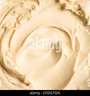 Texture de crème glacée caramel comme fond. Café beige maison ou glace caramel, sorbet ou yaourt glacé gros plan, désert d'été. Créa cosmétique pour le corps Banque D'Images