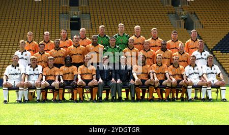 Équipe du club de football des Wolverhampton Wanderers avec le manager Graham Taylor 31/7/1995. Deuxième rangée Jamie Smith, Gordon Cowans, Darren Ferguson, Geoff Thomas, Mike Stowell, Paul Jones, Neil Emblen, Neil Masters, Jermaine Wright et Robbie Dennison. Rangée de midlle Barry Holmes, Andy Thompson, Don Goodman, Brian Law, Dean Richards, Andy de Bont, David Kelly, James Kelly, Mark Rankine, Paul Birch, Dave Hancock. Première rangée Chris Evans, Ian Miller, Steve Froggatt, Tony Daley, Peter Shirtliff, Graham Taylor, Bobby Downes, John de Wolf, Mark venus, Steve Bull, Rob Kelly, Steve Harrison. Banque D'Images