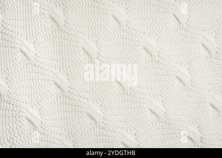 Texture de tissu crocheté blanc. Motif de point de tricot, texture de vêtements tricotés en fil doux blanc. Banque D'Images