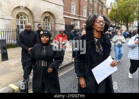 Londres, Royaume-Uni. 26 octobre 2024. Des centaines de personnes se rassemblent à Whitehall pour la campagne « United Families and Friends », UFFC, avec des amis et la famille de Chris Kaba, pour remettre une lettre au 10 Downing Street. Crédit : Andrea Domeniconi/Alamy Live News Banque D'Images