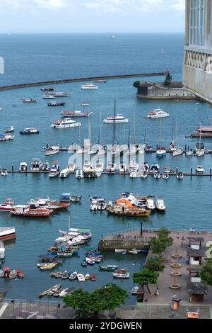 Salvador, Bahia, Brésil - 12 octobre 2024 : vue de dessus sur la mer et le port dans la baie de tous les saints dans la ville de salvador, bahia. Banque D'Images