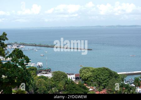 Salvador, Bahia, Brésil - 12 octobre 2024 : vue de dessus sur la mer et le port dans la baie de tous les saints dans la ville de salvador, bahia. Banque D'Images