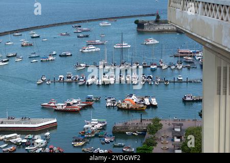 Salvador, Bahia, Brésil - 12 octobre 2024 : vue de dessus sur la mer et le port dans la baie de tous les saints dans la ville de salvador, bahia. Banque D'Images